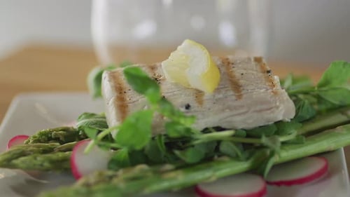 Frisches Fischfilet auf Salatgrün.