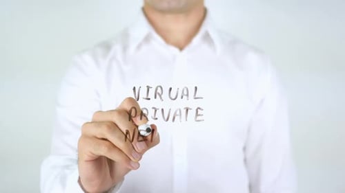 Virtual Private Network Man schreibt auf Glas