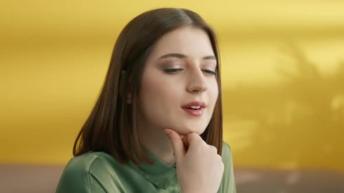 Mujer dudosa cogiendo la mano en la barbilla, chica con expresión facial pensativa