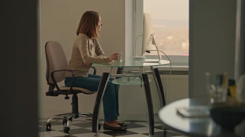 Femme d'affaires travaillant à domicile