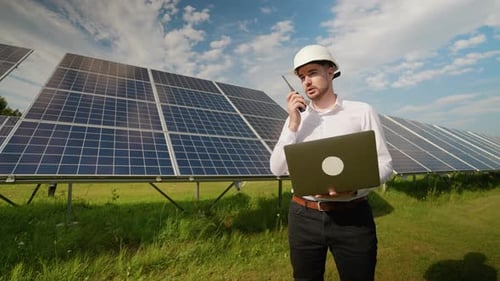 Ingenieur gibt Befehle per Walkietalkie im Solarpark