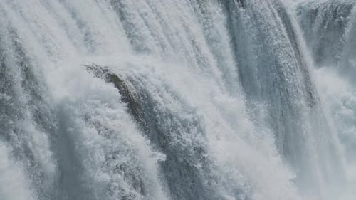 Ein Wasserfall mit viel Wasser an einem sauberen und wilden Gebirgsfluss. Nahaufnahme von Wasser