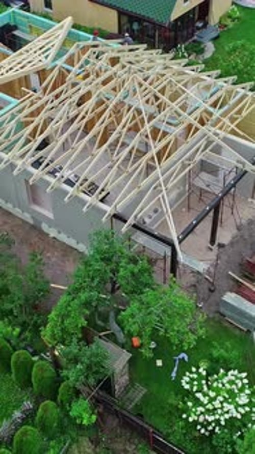 Zumbido retráctil sobre el marco de una casa de madera en un diseño de cuadrícula suburbana