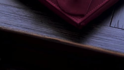 Photo au ralenti de bijoux sur un coussin rouge