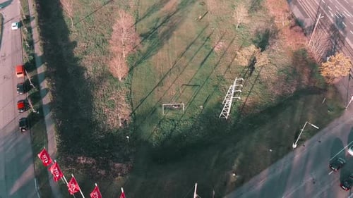 Voando sobre um campo de futebol divertido com crianças jogando futebol em tempos de confinamento na Alemanha, Europa