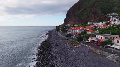 Luftaufnahme der Küstenstraße von Madeira, Kirchturm, Cliffs Beach