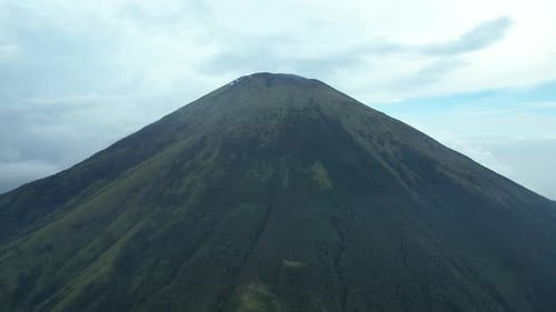 Luftbild des Mount Sindoro in Indonesien