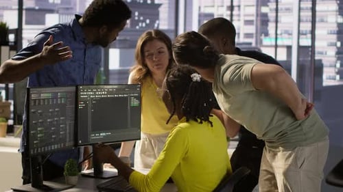 Equipe de programadores brigando no escritório enquanto verificam o Código e discordam