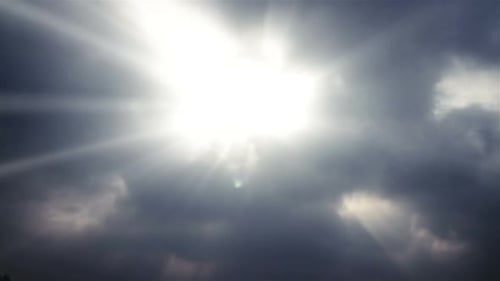 Zeitraffer der Wolken, die mit Gottesstrahlen wogen und sich bewegen