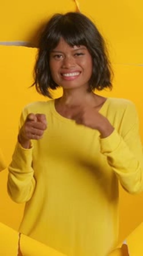 Moments lumineux de connexion avec une femme dans un cadre dynamique