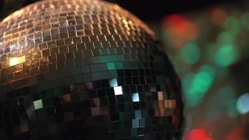 Lebendige Discokugel, die unter bunten Lichtern in Partyatmosphäre funkelt
