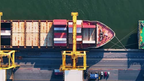 Chargement de navires de charge au port à l'aide de grues, mettant en valeur la logistique maritime