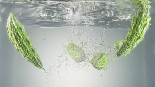 Gourde amère tombant dans l'aquarium.