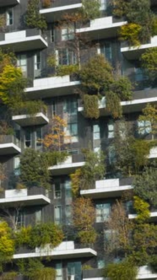 Edificio forestal vertical con exuberante vegetación y árboles integrado en la arquitectura moderna de Milán