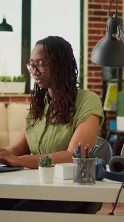 Vertikales Video Glücklicher junger Mitarbeiter beim Surfen im Internet auf Laptop zu Hause