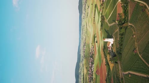 Tal mit Weinbergen und Plantagenfeldern