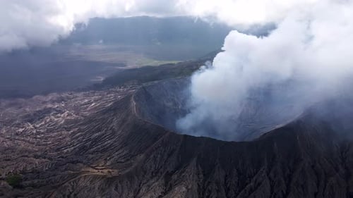 aktiver vulkanischer Schlackenkegel auf der indonesischen Insel Java, Mount Bromo, schnell ausbrechend mild bis m