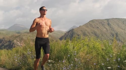 Un athlète musclé court pour renforcer son endurance et sa volonté