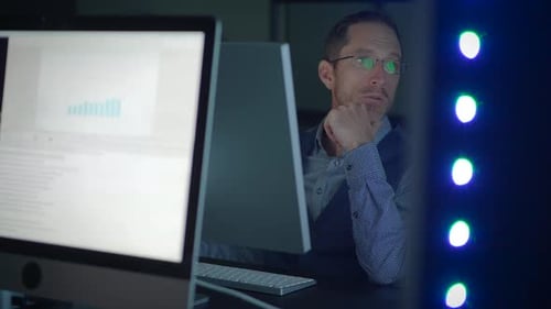 Análise de dados no espaço de trabalho moderno com um analista profissional qualificado