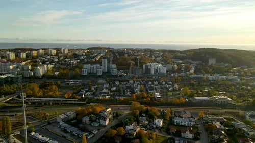 Vue aérienne de Gydnia, en Pologne, des bâtiments de la ville et d'une route avec des arbres d'automne par une journée ensoleillée