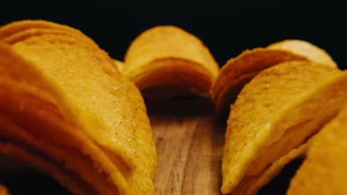 Knusprige Kartoffelchips Nahaufnahme Packung in Macro Golden Fried Potatoes Close Up Kartoffelsnack für ungesunde