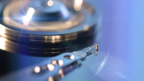 Cabeça da unidade de disco rígido tentando ler dados perdidos da superfície do disco