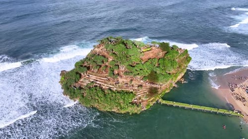 Luftaufnahme der Felseninsel am Drini Beach, Yogyakarta, Indonesien