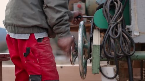 Ein Mann mit Schutzausrüstung passt eine Maschine an