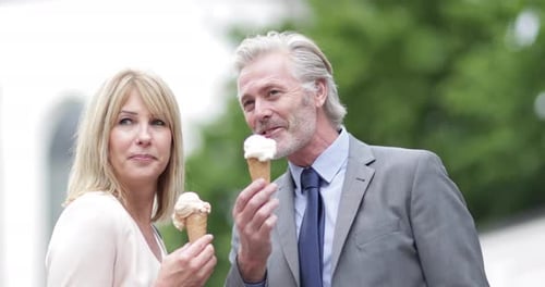 Pareja senior comiendo helado