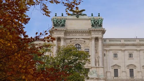 Fassade der Neuen Burg, Teil der Hofburg, durch Baumblätter freigelegt, Wien, Österreich