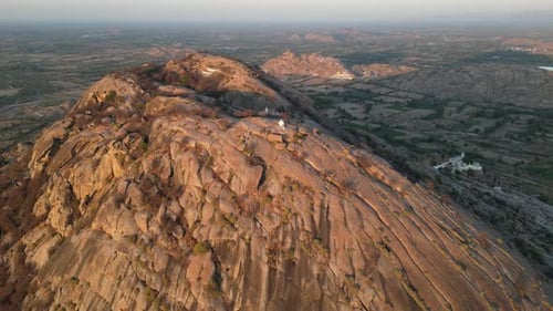 Vidéo aérienne de la statue d'Elephant Hill au-dessus de Narlai, en Inde