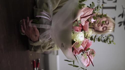 Une fleuriste travaille dans le magasin de fleurs Elya