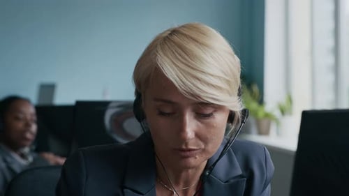 Bediener spricht im Headset-Mikrofon, während er den Online-Kunden berät