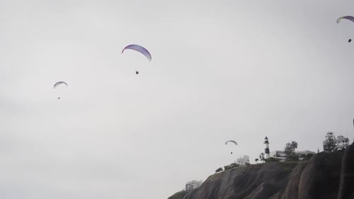 Parapentes sobrevolando Costa Verde, Lima, Perú. De día, nublado. Cámara lenta.
