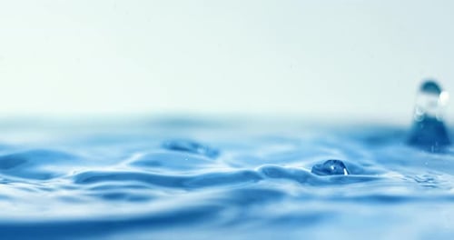 Regenwassertropfen fallen in Superzeitlupe.