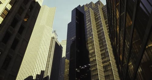 Arquitectura urbana que muestra rascacielos modernos bajo un cielo despejado