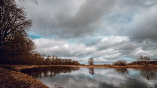 Flusswasserfluss im Frühling, Zeitraffervideo.
