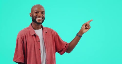 Hombre negro, señalando con presentación y lista, elección e información, publicidad