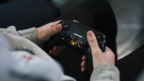 Teenager steuert einen Joystick in seinen Händen in einem Game Zone Entertainment Center