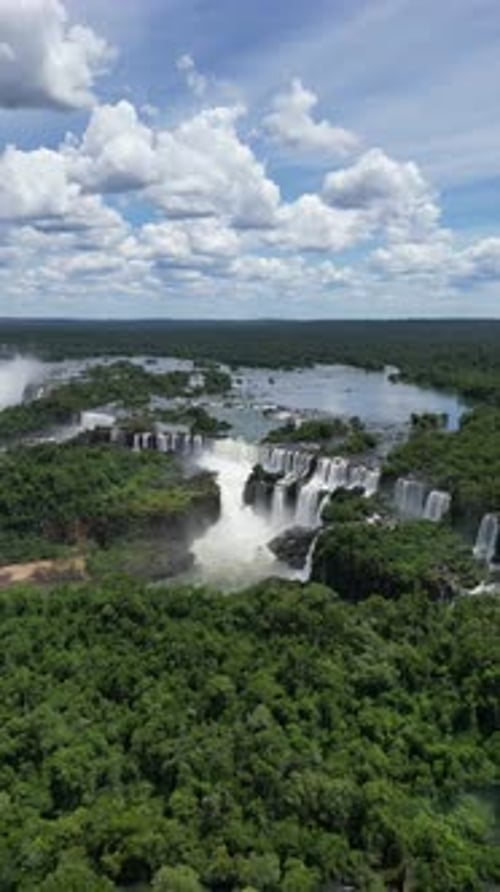 Vue aérienne des chutes d'Iguazu, site touristique de Foz do Iguacu, au Brésil et de Misiones, en Argentine.