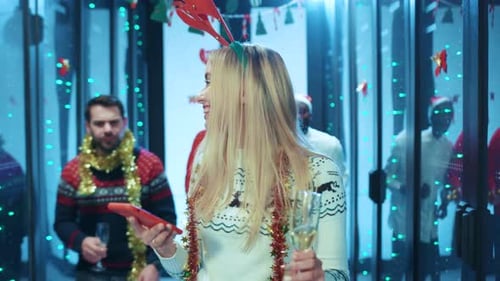 Uma mulher gosta de champanhe em uma festa de fim de ano, capturando alegria e camaradagem