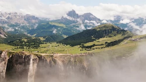 Des randonneurs marchent sur la crête de Secedas dans les Dolomites (Tiltup)
