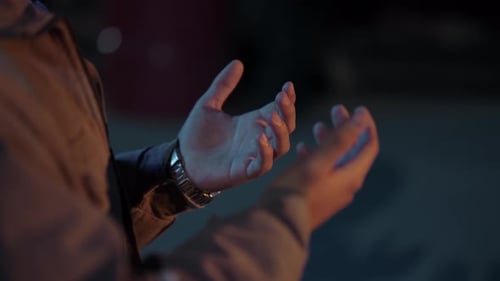 Les mains des musulmans en supplication