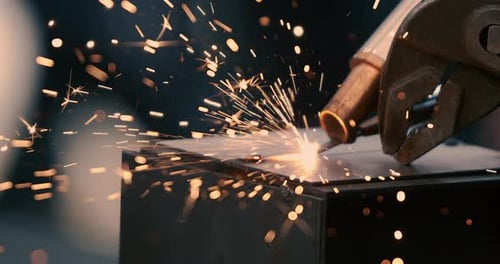 Laserschweißgerät. Aufgenommen mit einer Superzeitlupenkamera mit 1000 Bildern pro Sekunde. Das Laserschweißen wird in Nahaufnahme gezeigt