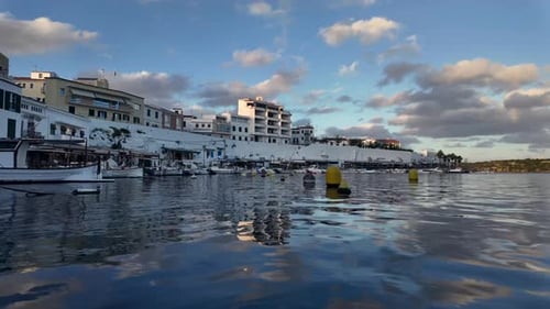 Île
de Minorque. Timelapse panoramique d'un petit village de marins par un après-midi d'été
.