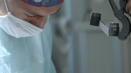 Gros plan des têtes de médecins masculins en uniforme et masque stériles