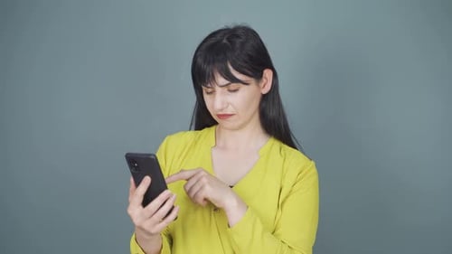 The woman who can't use the app on the phone.