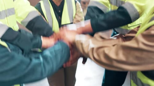 Pilha de mãos, pessoas e aplausos em armazém para celebração, apoio e solidariedade