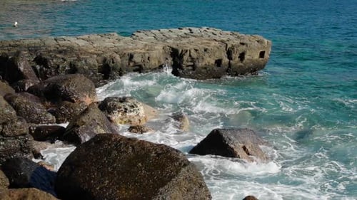 Das starke Meer traf ein Ufer voller Steine und Pfeilersteine, die zu dem Wasser führten, das von t sprang.