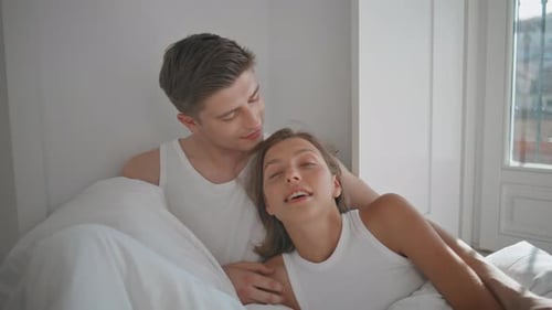 Homme, femme, couverture couchée dans un matin paisible et intime, gros plan, mari aimant